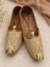 Golden tille wali Punjabi jutti for men with embroidered Jalsa-style design