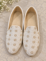 Ivory floral embroidered mojari jutti for men