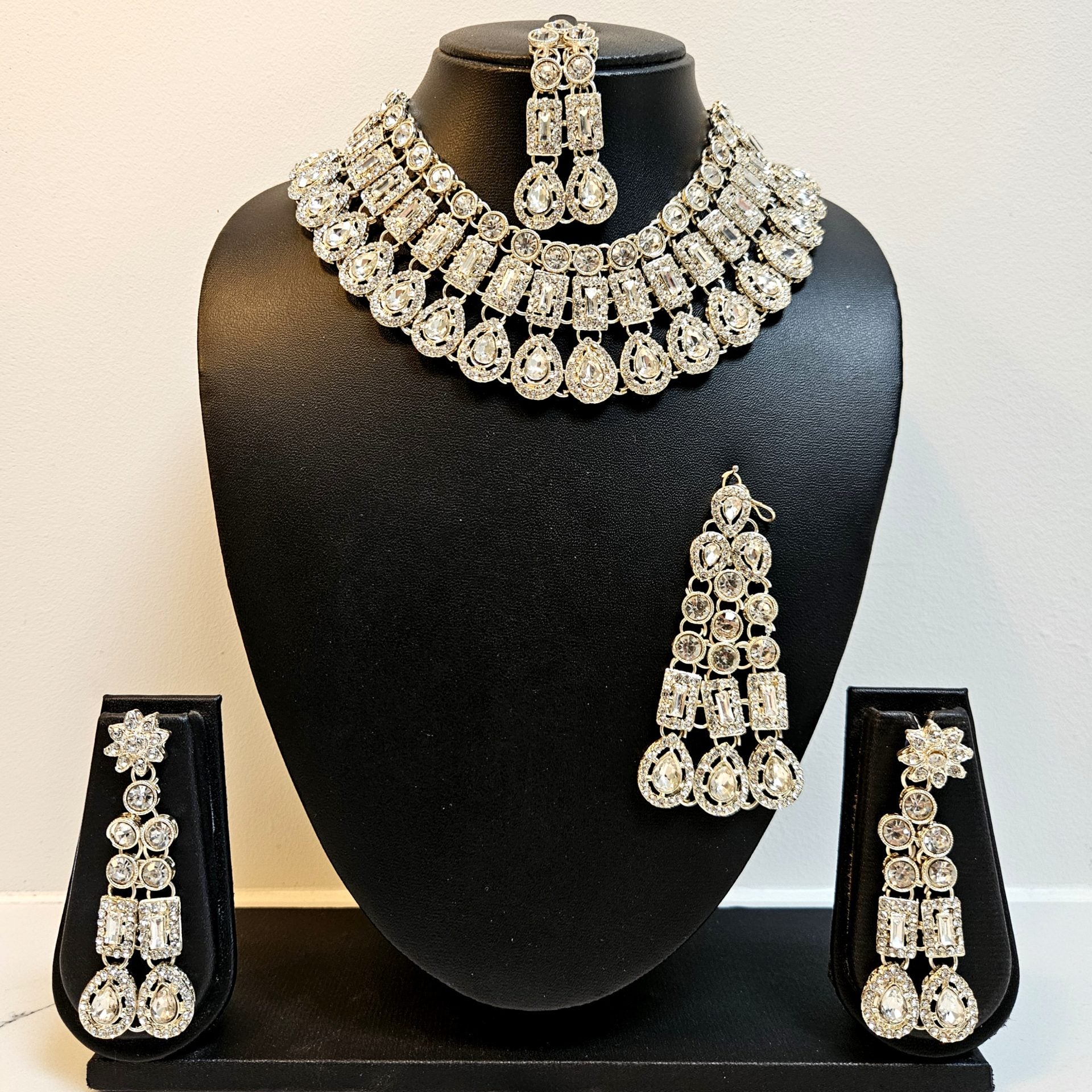 Silver Necklace Set With Pasa