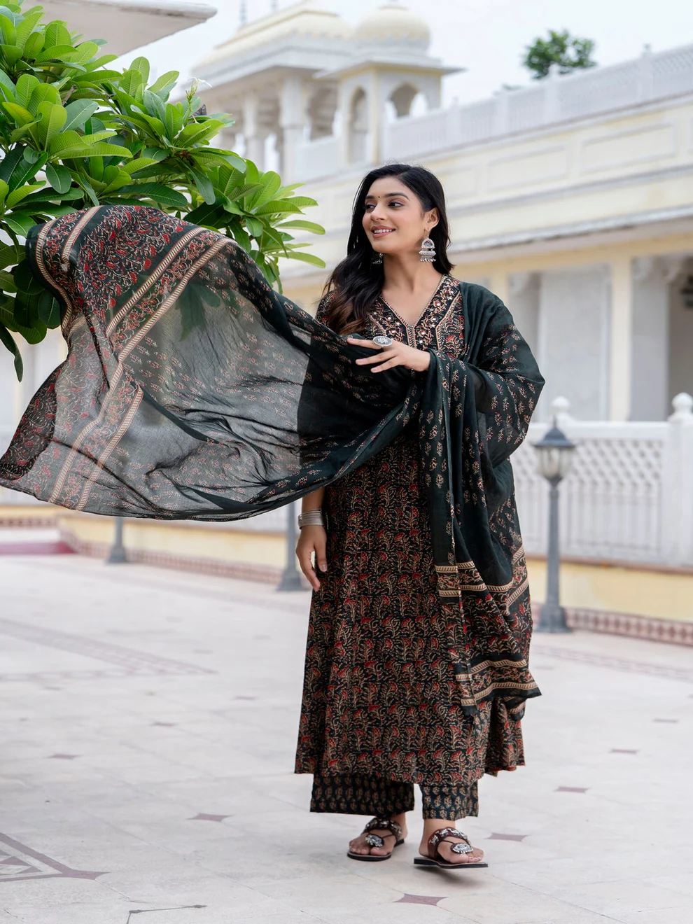 Embroiderd Printed Kurta Set - Image 3