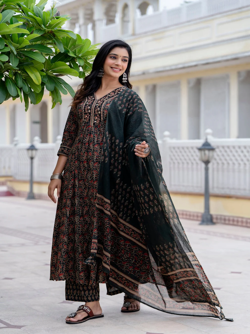 Embroiderd Printed Kurta Set - Image 4