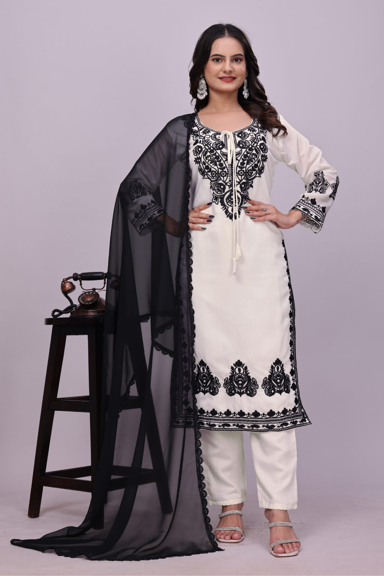 Off White Lucknowi Suit - Image 4